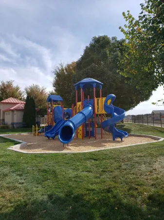 Castle Peak home w/HOT TUB, GAME ROOM + COMMUNITY POOL. Отели рядом с достопримечательностью «Парк Ротари Понд»