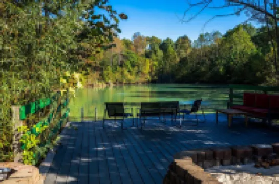 Majestic log home on 20 private acres near ski resort w/pool & hot tub