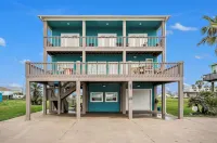 Spacious 4-Bedroom ~ up to 14 People ~ 9 Beds ~ Direct Beach Access ~ Pets OK
