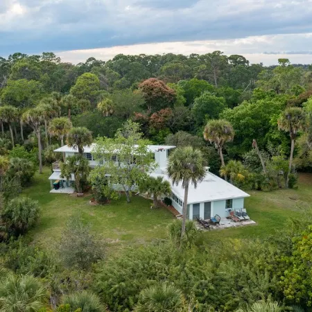 The Treehouse:Treeline View, Screened Porch, Private Balcony