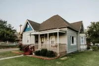Cool, Trendy house in Dodge City! The Painted Cow Các khách sạn gần Kansas Teachers Hall of Fame