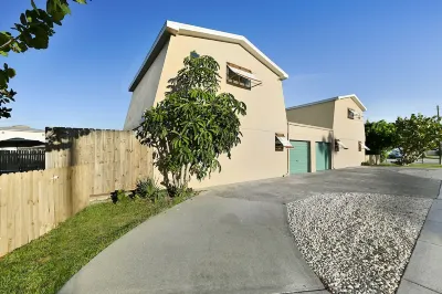 Cozy 3 Bed/2 Bath Beach House, Only Steps to the beach. Pet Friendly. EV Charger