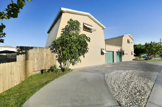 Cozy 3 Bed/2 Bath Beach House, Only Steps to the beach. Pet Friendly. EV Charger