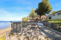 Charming 3-bedroom lakefront house with large yard and sandy beach