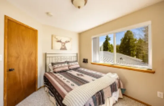 Beautiful, 6-bedroom mountain home with hot tub, deck and fire pit!