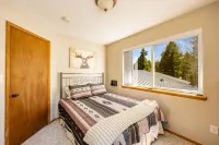 Beautiful, 6-bedroom mountain home with hot tub, deck and fire pit!