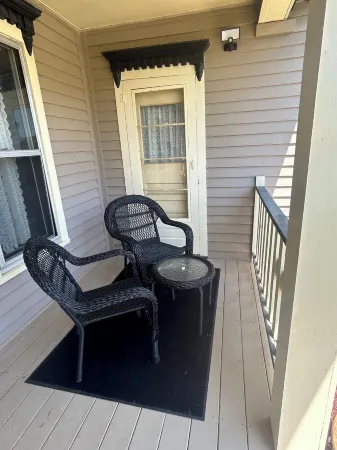 Charming 2-bedroom house with AC and WiFi  central location in Rapid City. Отели рядом с достопримечательностью «Южная Дакота Скул оф Майнс & Текнолоджи»