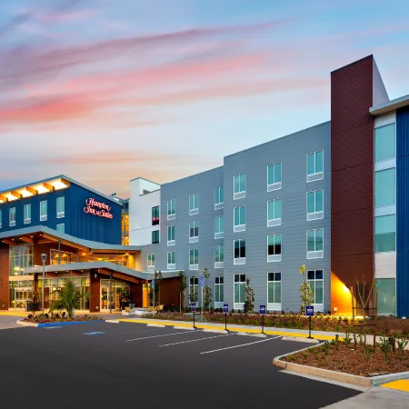 Hampton Inn & Suites San Diego Liberty Station Отели рядом с достопримечательностью «Харбор-Айленд»