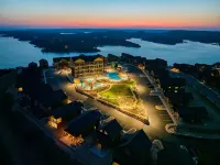 Boho Lakeview Lodge_ Indoor/outdoor pool, table rock lake, Silver Dollar City Hotel a Pine B Township