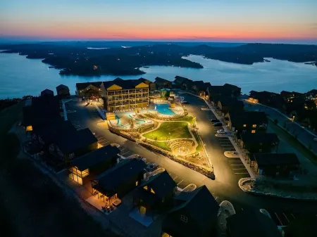 Boho Lakeview Lodge_ Indoor/outdoor pool, table rock lake, Silver Dollar City