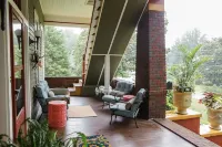 Bear House 1890, Lilly's Loft, Delightful, Upgraded amenities, Walk to Cafes