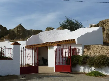 Troglodyte house with large patio and barbecue; Private and closed parking Отели в г. Гуадикс