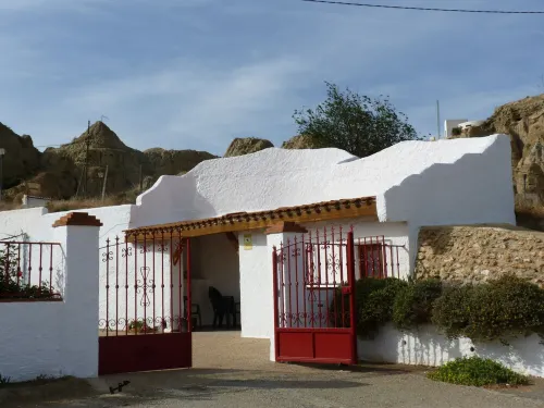 Troglodyte house with large patio and barbecue; Private and closed parking