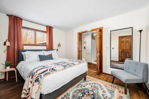 All-season private cottage near skiing, golf, trails + lakes