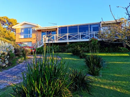 Flinders Island - Self Contained Holiday Home - Lady Barron - "Masters Quarters" Отели в г. Флиндерс