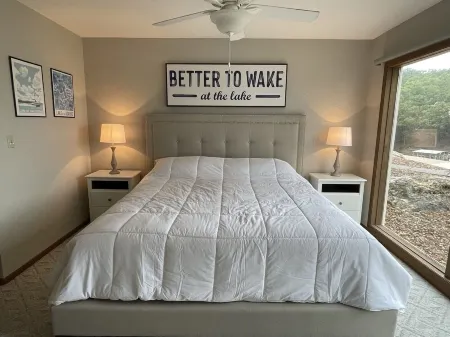 3bd/3ba condo, lake front, steps from lakeside pool, family fun, 5 star reviews! Отели в г. Осейдж Тауншип