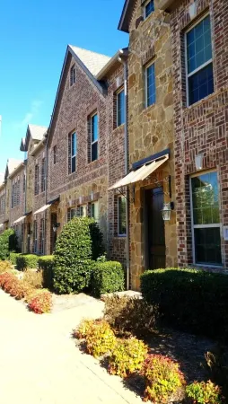 Comfort, Beauty & the Coolest Spot in Town - Shops@Legacy! 3Bdrm/Media Rm Отели рядом с достопримечательностью «TUMI Store - Legacy West»