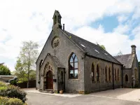 Luxurious Old Chapel Close to Countryside Walks アッシュボーンのホテル