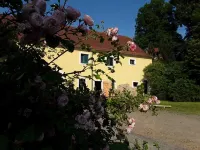 Idyllisch Gelegenes Ferienhaus mit Garten auf Reiterhof Hotels in Schopstal