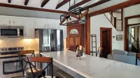 Beautiful Victorian-style home  - 15 min from beach