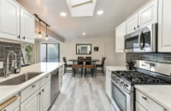 Heated Pool & Hot Tub Open All Year with King Beds, Bar & Much More