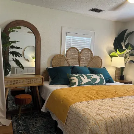 Charming 2-bedroom cottage in downtown Mount Dora with RV parking, pets welcome