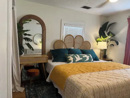 Charming 2-bedroom cottage in downtown Mount Dora with RV parking, pets welcome Отели рядом с достопримечательностью «Walmart Garden Center»