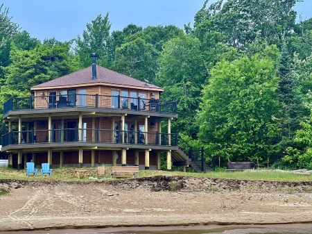 Lake Michigan Cabin + Hot Tub & Spectacular Views • Sleeps 8