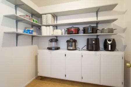 Holiday Decorations l Spacious l 1 Mile to Downtown Bandera l Dog Friendly