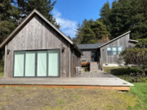 Bob Creek Cabin - across from Bob Creek Beach, Forest, hot tub