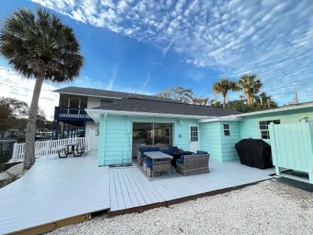 Canal home with direct river and gulf access, kayaks, hot tub, boat & motor inc