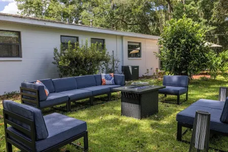 4BR Charming Home-Walk UF 2mi -Park-King Bed-Games-BBQ-Firetable-Backyard fenced