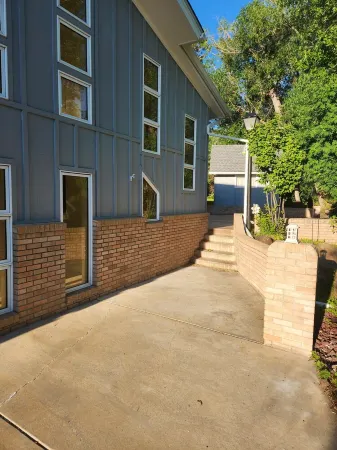 Spacious 5-bedroom house with WiFi, AC in charming Butte