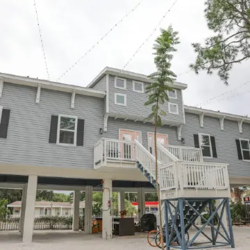 Eagle Nest Apartment-Walk to downtown & the water! New heated POOL January 2024!