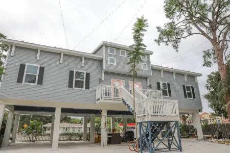 Owl Nest Townhouse-Walk to downtown & the water! New heated POOL! Отели рядом с достопримечательностью «Oasis Beach»