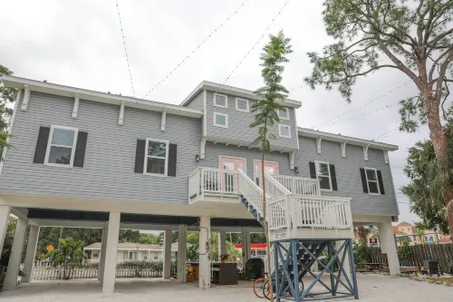 Eagle Nest Apartment-Walk to downtown & the water! New heated POOL January 2024!