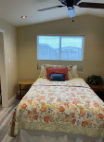 Snowbirds! Age 55+ Gated community. Pool. Jacuzzi. Pickle Ball