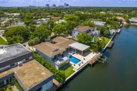 VILLA PARAISO, ALL GLASS WATERFRONT MANSION SLEEPS 15