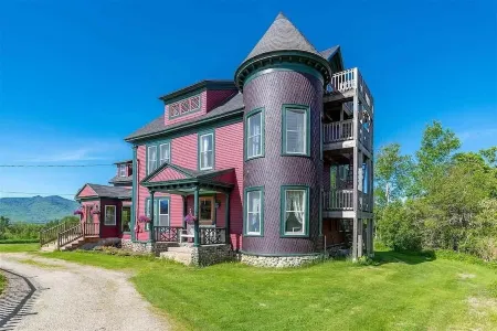 Historic 7Br/7BA White Mountains Estate – Spacious Retreat Отели в г. Джефферсон