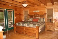 Awesome View 2500 Sqft Decks 8 Person Spa Mins to Blue Ridge Pkway & New River