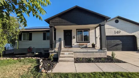 Entire Pet Friendly House-Fully Fenced Backyard-Abundant Play Space-Near Resorts