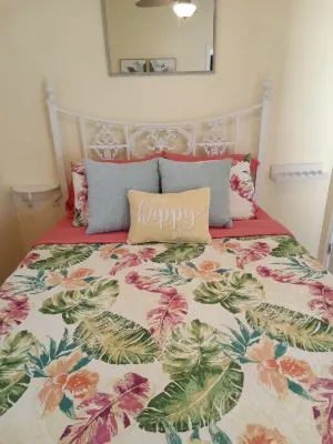 Villa Playa, amazing for singles or couples!  Private pool.  Walk to beach. Hotels near Daniels Shells
