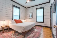 The Black & White House- Walk to Magnolia!