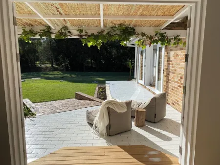 Light modern airy beachy feel house. Pet friendly Отели рядом с достопримечательностью «South West Rocks Dive Centre»