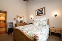 VAULTED CEILINGS, GIANT VIEWS-WALK/BUS TO GONDOLA SQUARE! 2 BR/2 BA POOL HOT TUB