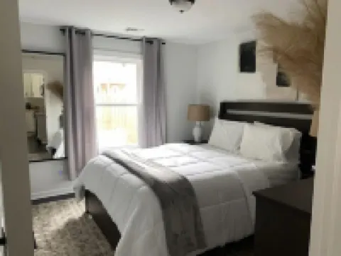 2 min away from train station 亨廷頓屯酒店