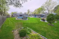 Cheerful, Lake Home with amazing backyard! Hotels in Cedar Lake