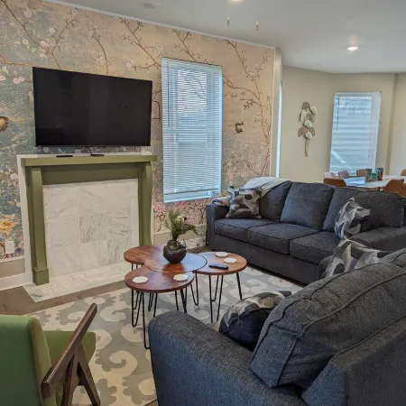 Bright and Spacious 5 BR Home Close to downtown. Pet-Friendly!