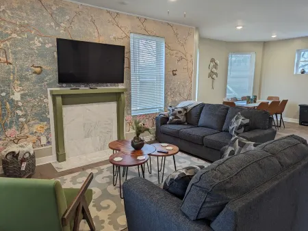 Bright and Spacious 5 BR Home Close to downtown. Pet-Friendly! Отели рядом с достопримечательностью «Цинциннати Зу & Ботаникал Гарден»