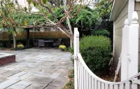 The Azalea Cottage, Bergfeld Park! Hotels near Lone Star Botanicals